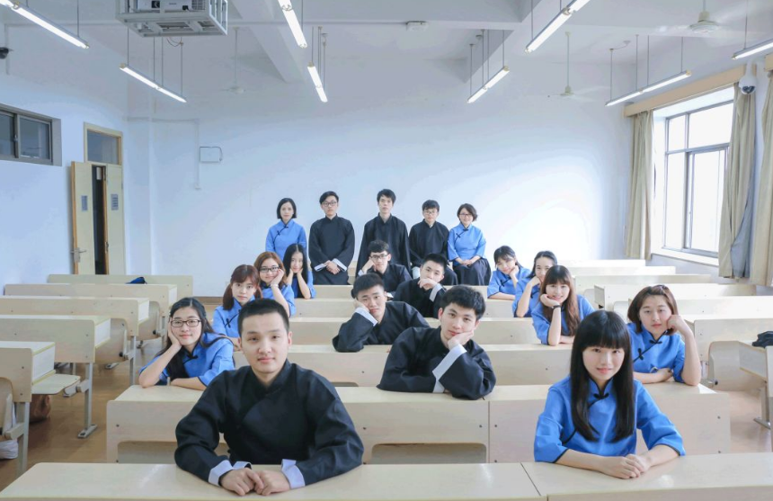 大学生毕业难度再升级，新规定2022即将落实，学生：幸亏毕业的早