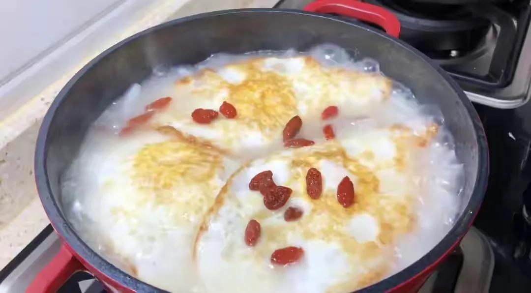 降温又下雨，用鸡蛋和萝卜给家人做一道菜，吃完热乎乎的，真舒服