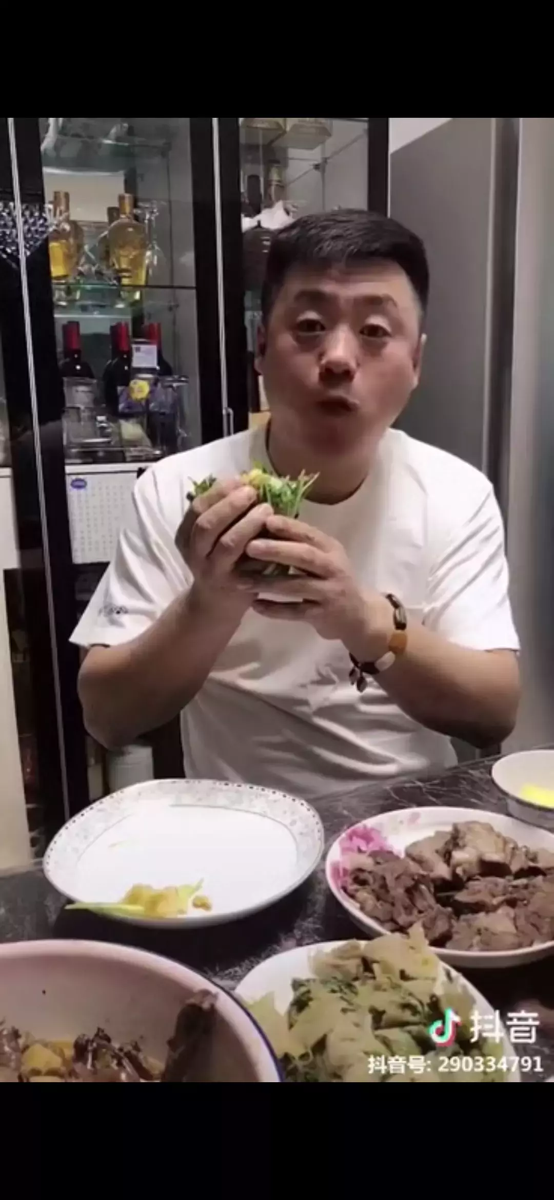 抖音“燃烧的陀螺仪”样貌遭扒惊呆网友，那么爱装怪不得不敢露脸