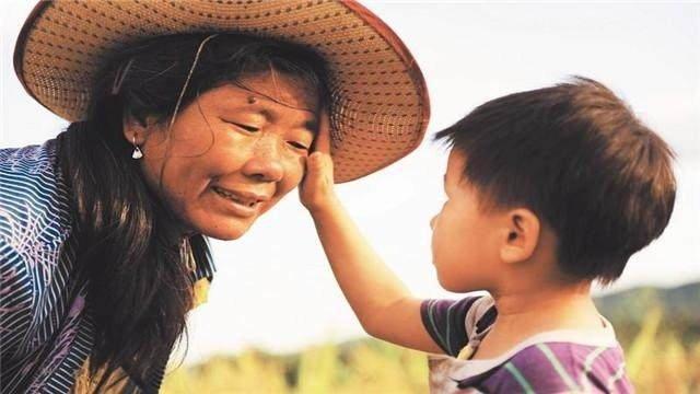 莫言游览哈佛时写了首诗，3年后在讲台读出来，李嘉诚边笑边鼓掌