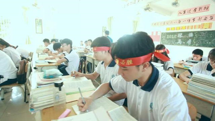 山东高考状元孟令昊，高中三年成绩平平，高考直接逆袭上清华