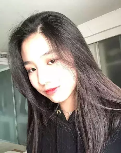 汪峰女儿小苹果近照曝光,14岁打扮精致成熟,气质神似章子怡