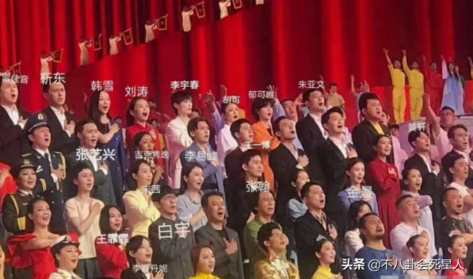 央视文艺汇演后台：杨紫红西装吸睛，张艺兴白皙，胡歌大背头绅士