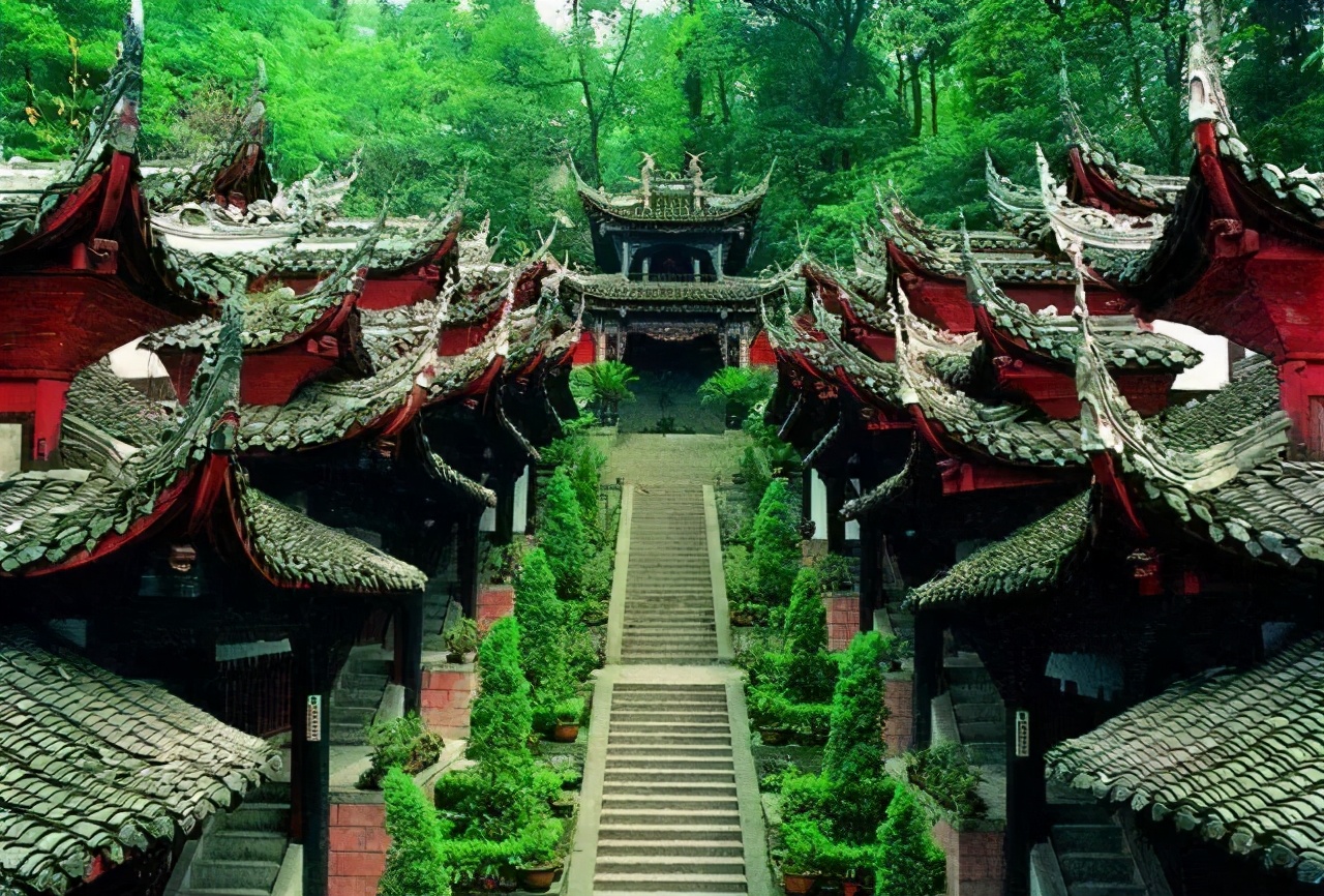 青城山：中国道教发源地之一，有“青城天下幽”之美誉