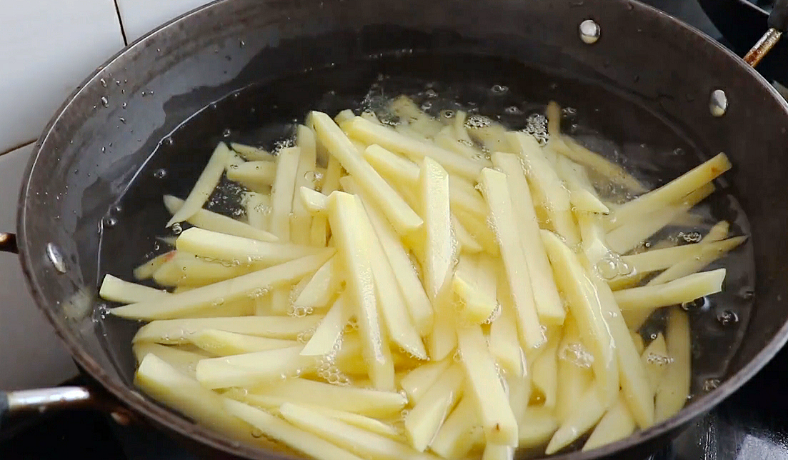 炸薯条的家常做法，3个土豆1碗淀粉，外酥里脆，比肯德基的还好吃