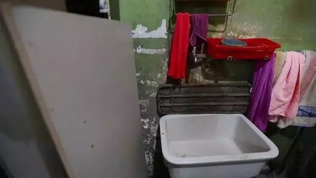 北京胡同18m²老房，24小时开灯生活，父亲睡在女儿女婿上铺