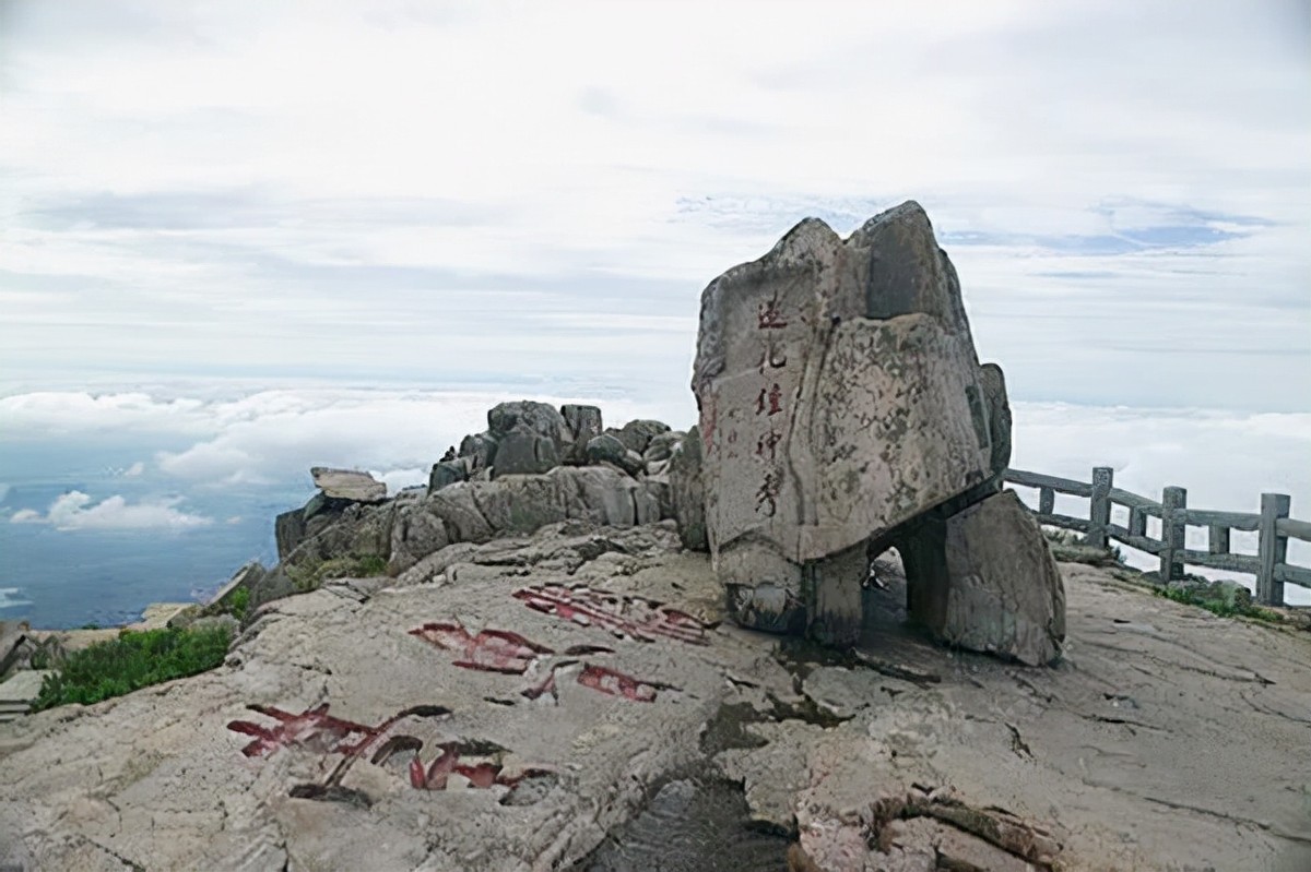 泰山上“虫二”两字，日本专家研究了十年，郭沫若一笑破解谜底