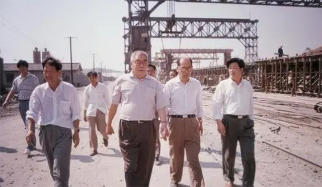 哈军工建校的首任院长兼政委是陈赓，第二任院长和政委分别是谁？