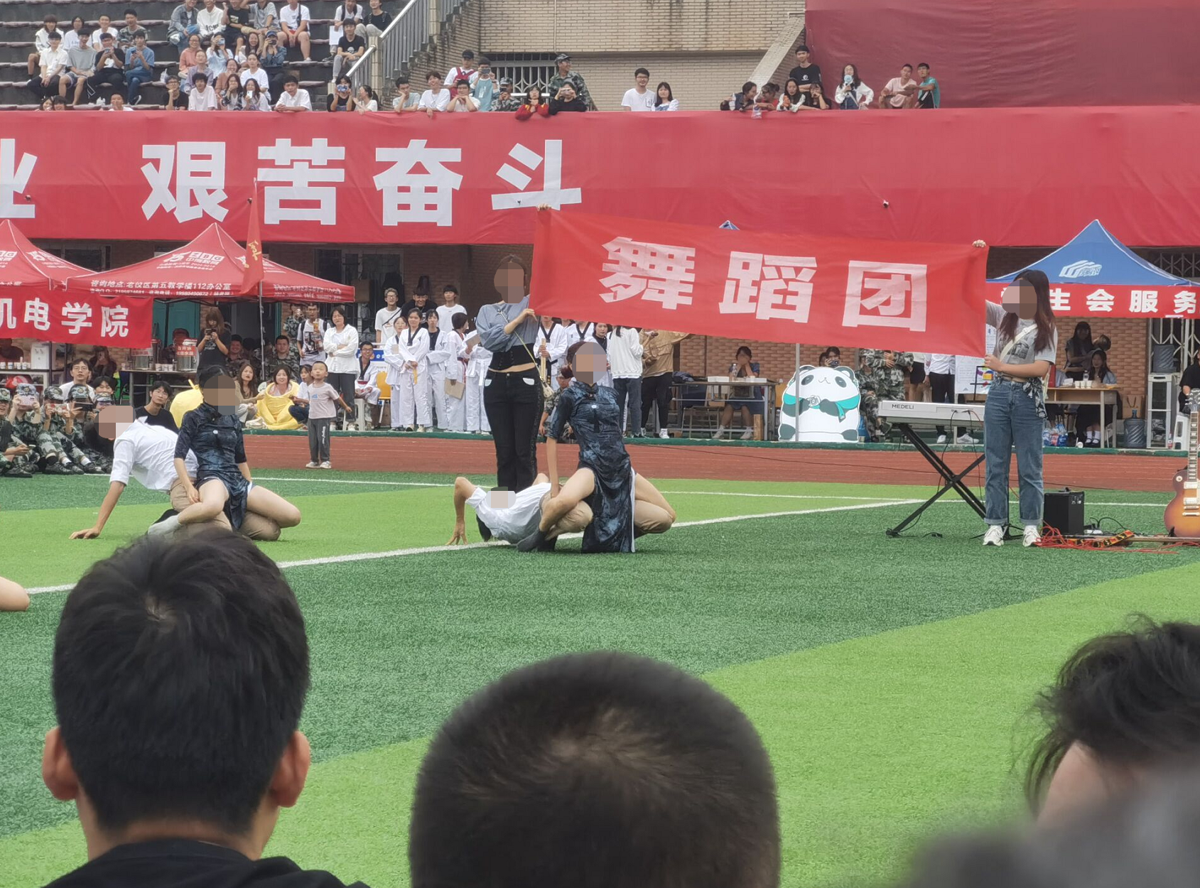 某大学军训表演引争议，舞蹈动作“辣眼睛”，女生旗袍开到大腿