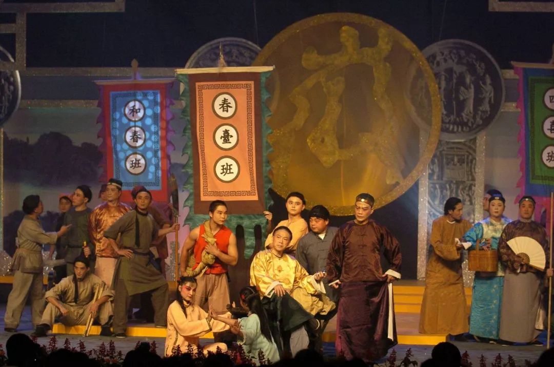 徽班进京后,八大胡同最初只是听戏唱曲的地方.