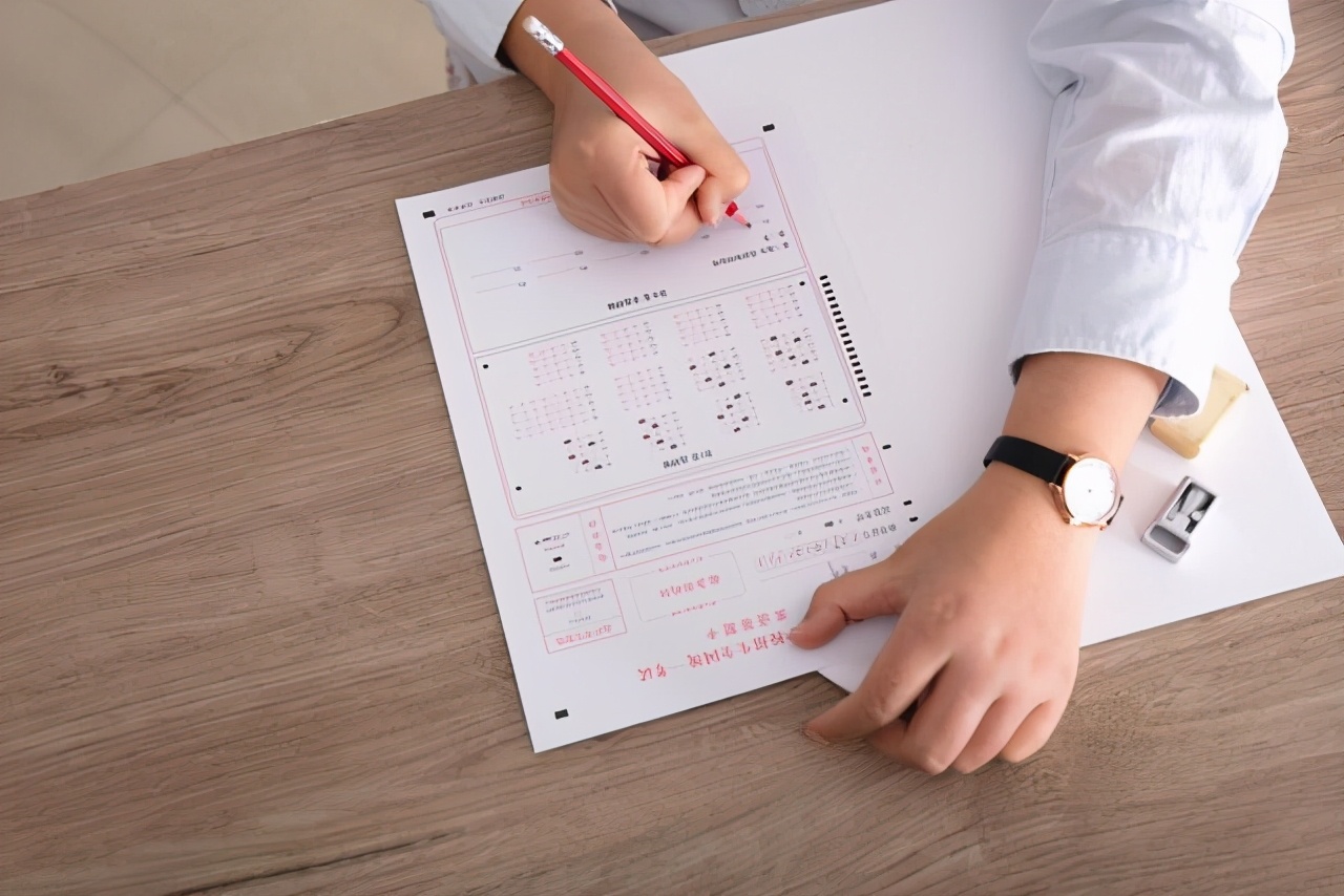 高考阅卷人总结，“高颜值答题卡”易得高分，最怕遇到“冷宫”类