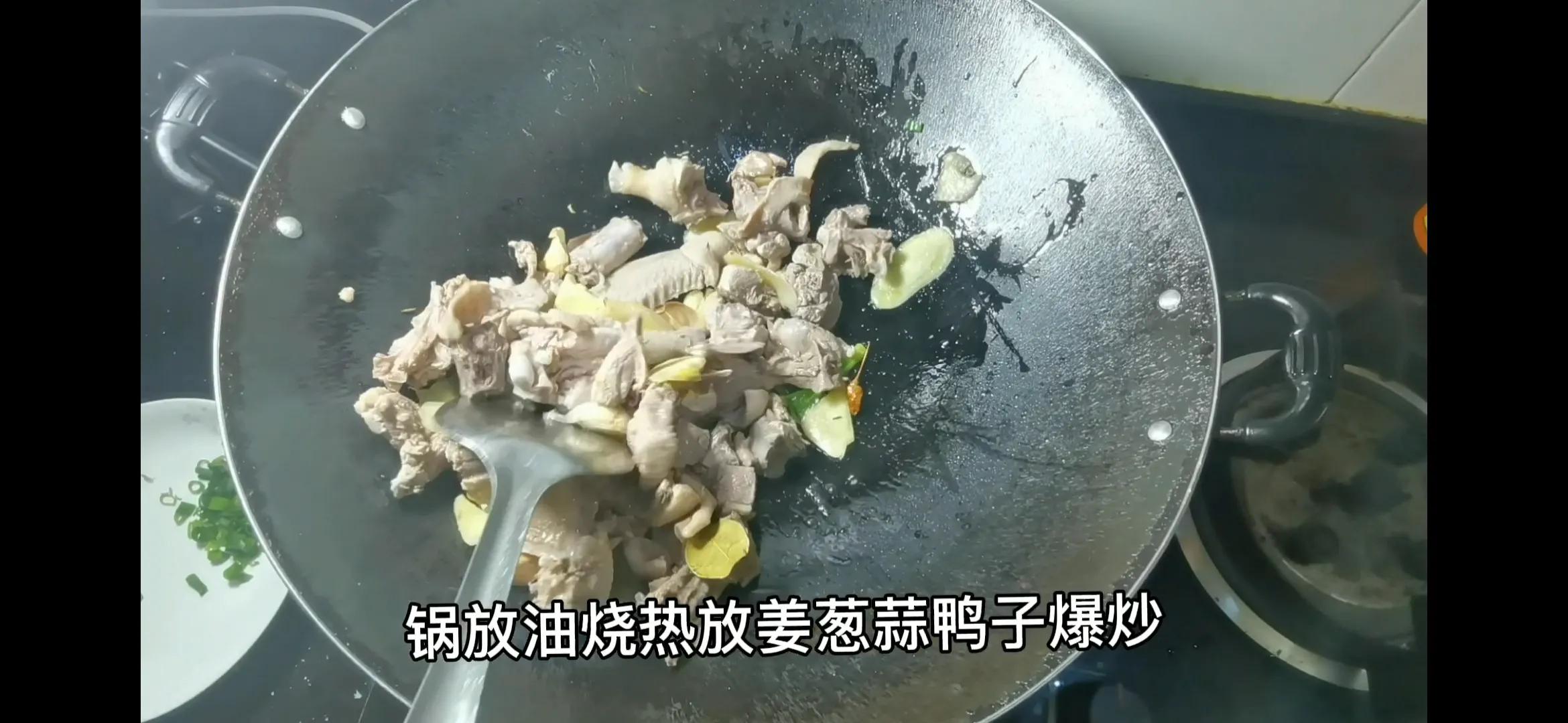 啤酒鸭正宗的做法，不加水，鸭肉软烂，好吃到连汤汁都不剩