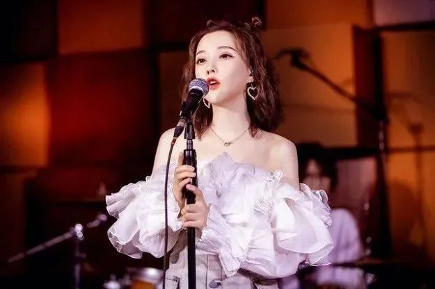凭自己努力走红的8位女网红，一个比一个拼，有人因一条裙子爆火