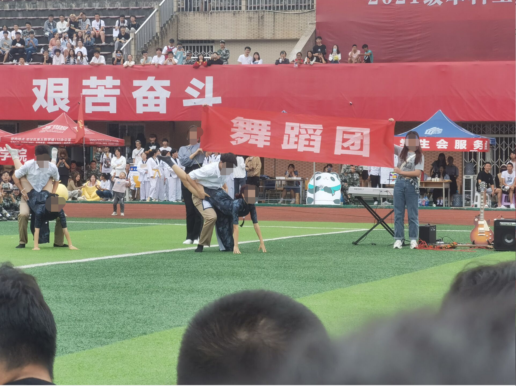 某大学军训表演引争议，舞蹈动作“辣眼睛”，女生旗袍开到大腿