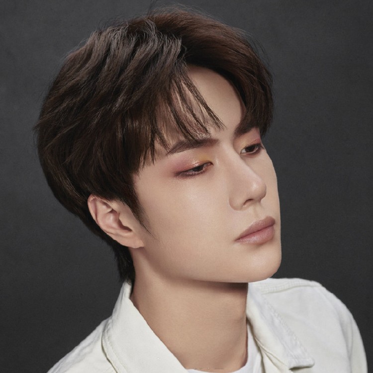 沈腾拍彩妆广告，还在线涂口红试色，沈叔叔是想劝人拔草吧……