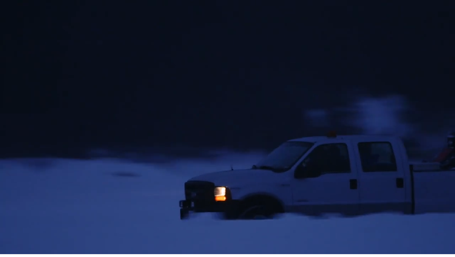 加拿大人死亡冰路纪录片，40吨大型卡车运送到一个充满兴奋的冻结湖