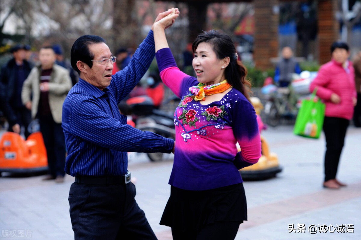 55岁女人哭诉：“去跳交际舞，结果大家都说我是为了男舞伴”