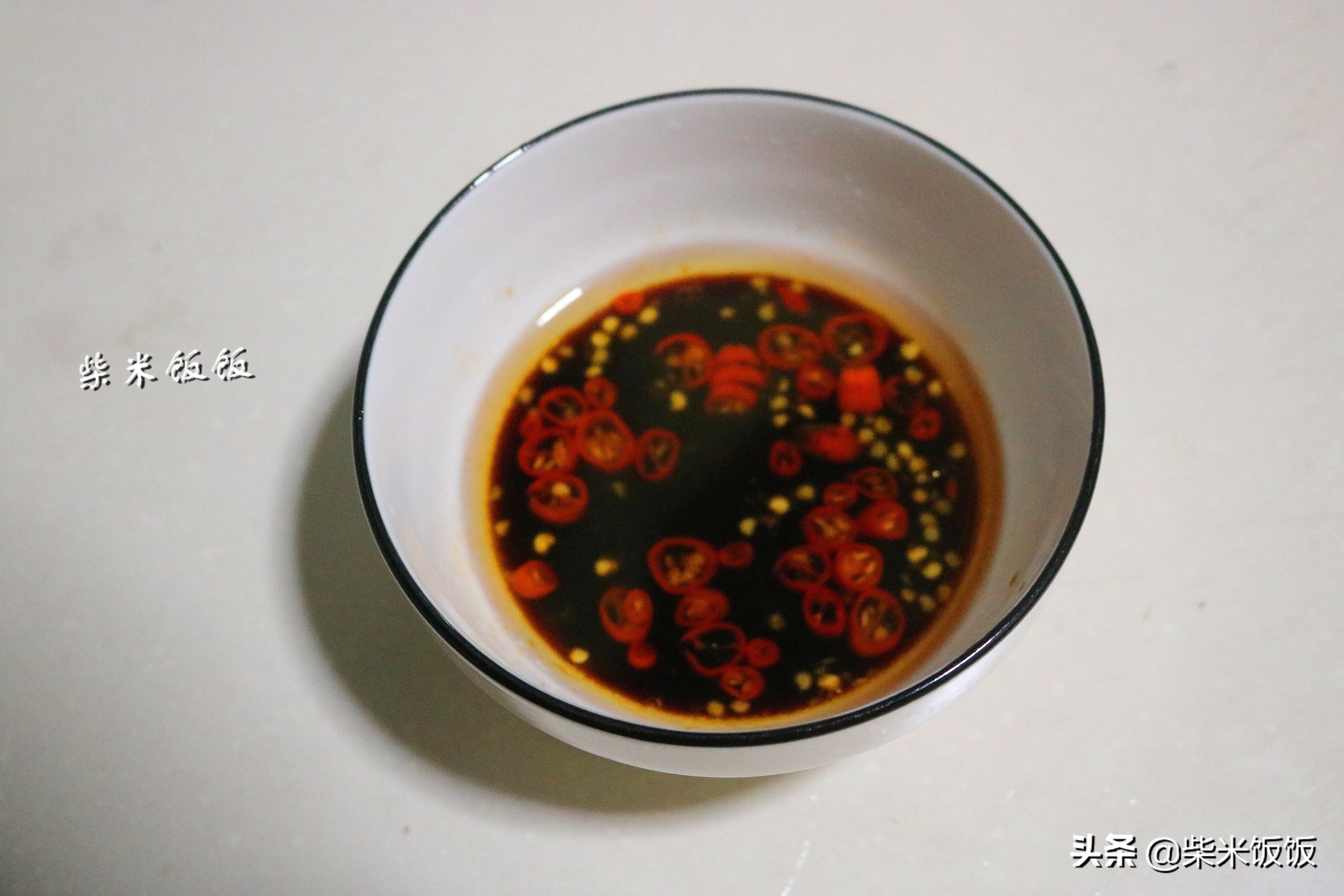 凉拌皮蛋怎么做？一碗料汁就够了！这味道，宴客也够面