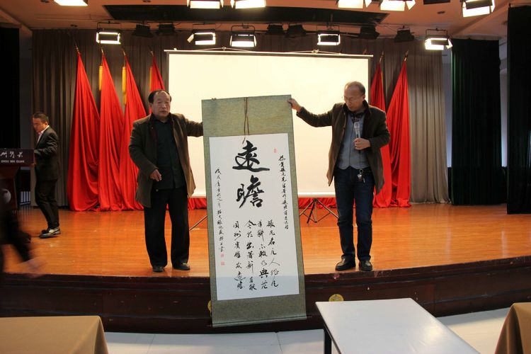 刘顺虎：远瞻红日染秋色 近看墨翁画腊梅