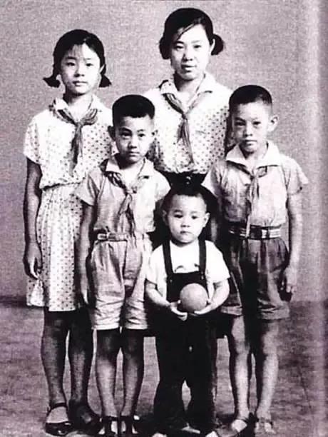 李連杰的家世背景到底有多牛？爺爺爸爸的簡介至今不敢公開