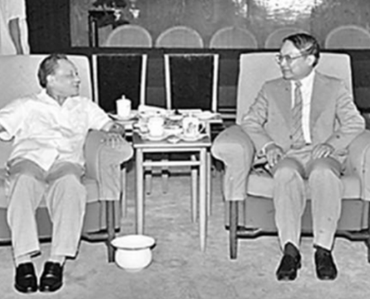 1981年邓小平邀请金庸来京，向金庸透露自己为何不当国家主席