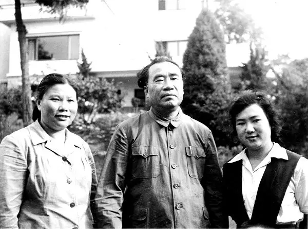49年新中国成立后，十大元帅夫人担任什么职务，1955年有几人授衔