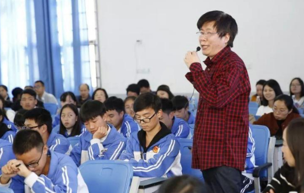 教师工资发生变化，拟将实行薪资新方案，收入差距又被拉大