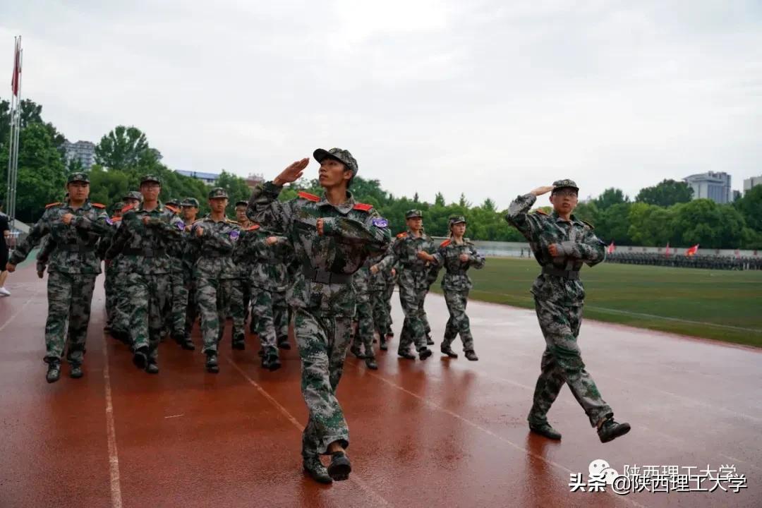 雨中闭幕，2020级军训汇报，请您检阅
