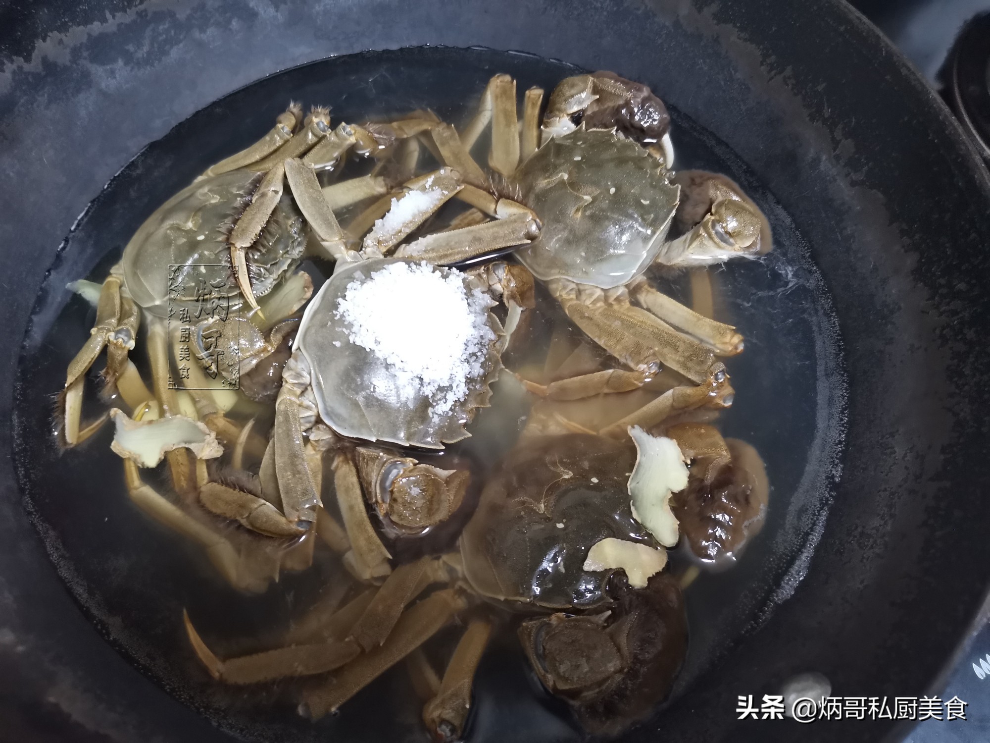 煮大闸蟹，是冷水下锅还是热水下锅，饭店厨师：做错了蟹腿掉光光