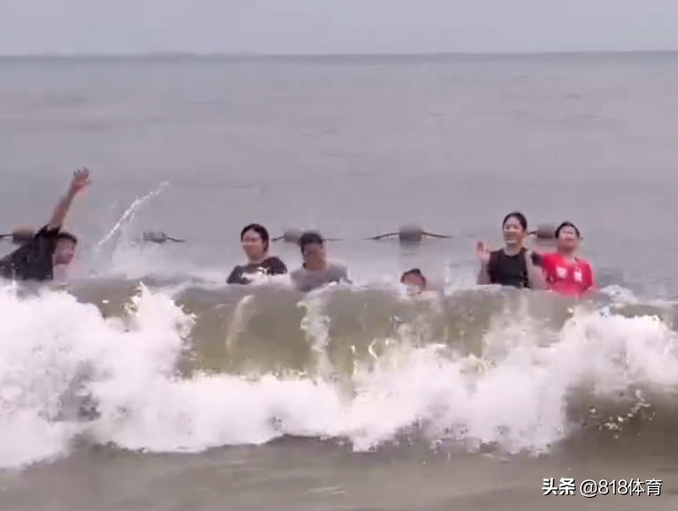 可爱!全红婵和师姐们海边弄潮,一个大浪拍翻众人,红姐倒下不忘比V