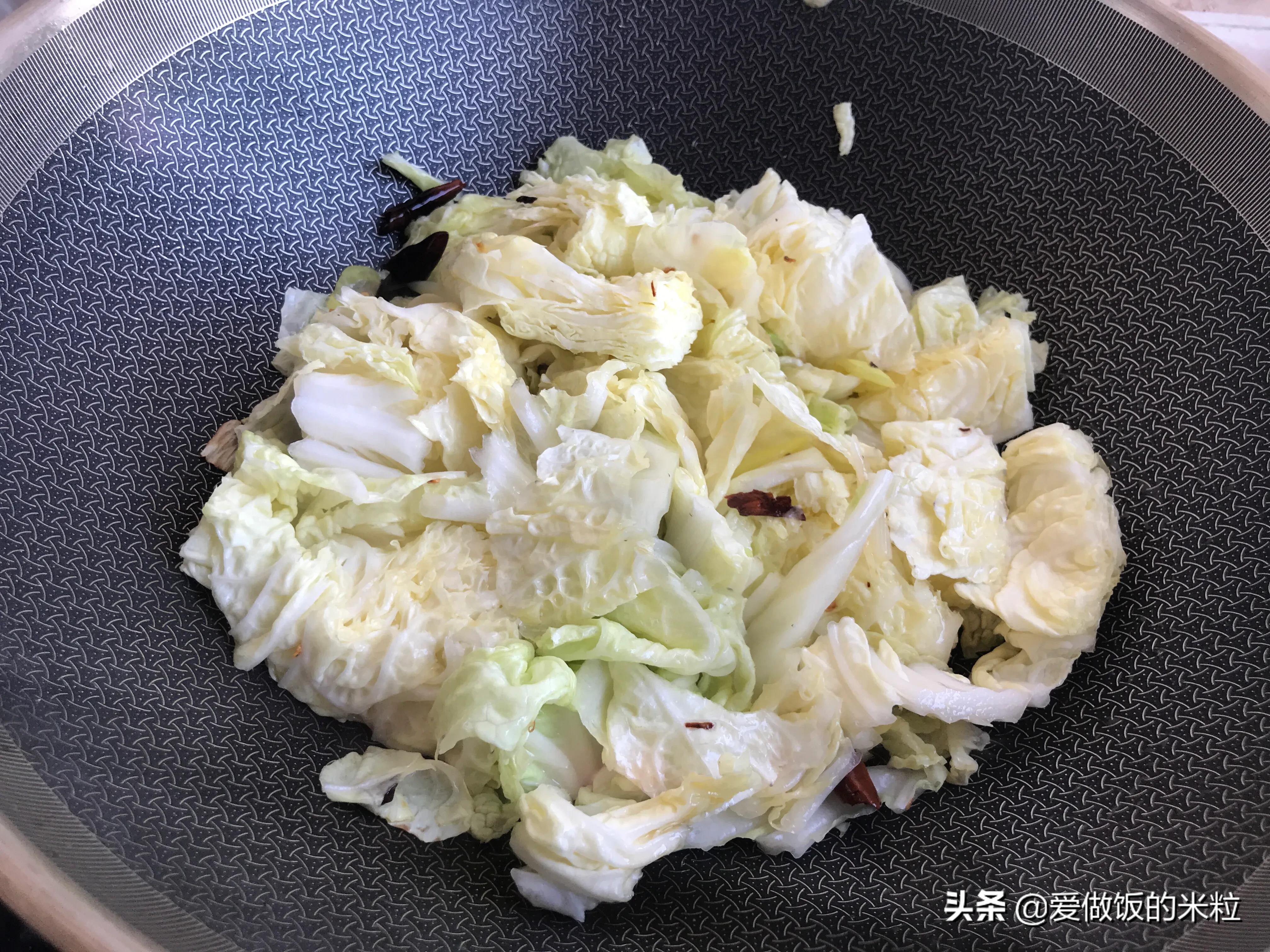 懒豆腐的家常做法（河北唐山地方特色菜白菜炒懒豆腐）