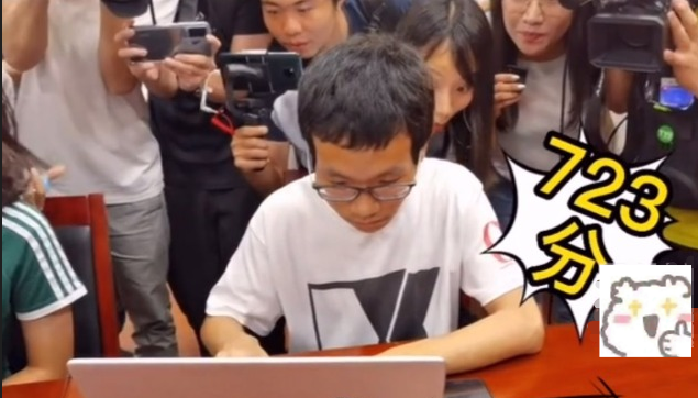 高考查分“淡定哥”蒙神火了，意外押中高考数学题，最终成绩728