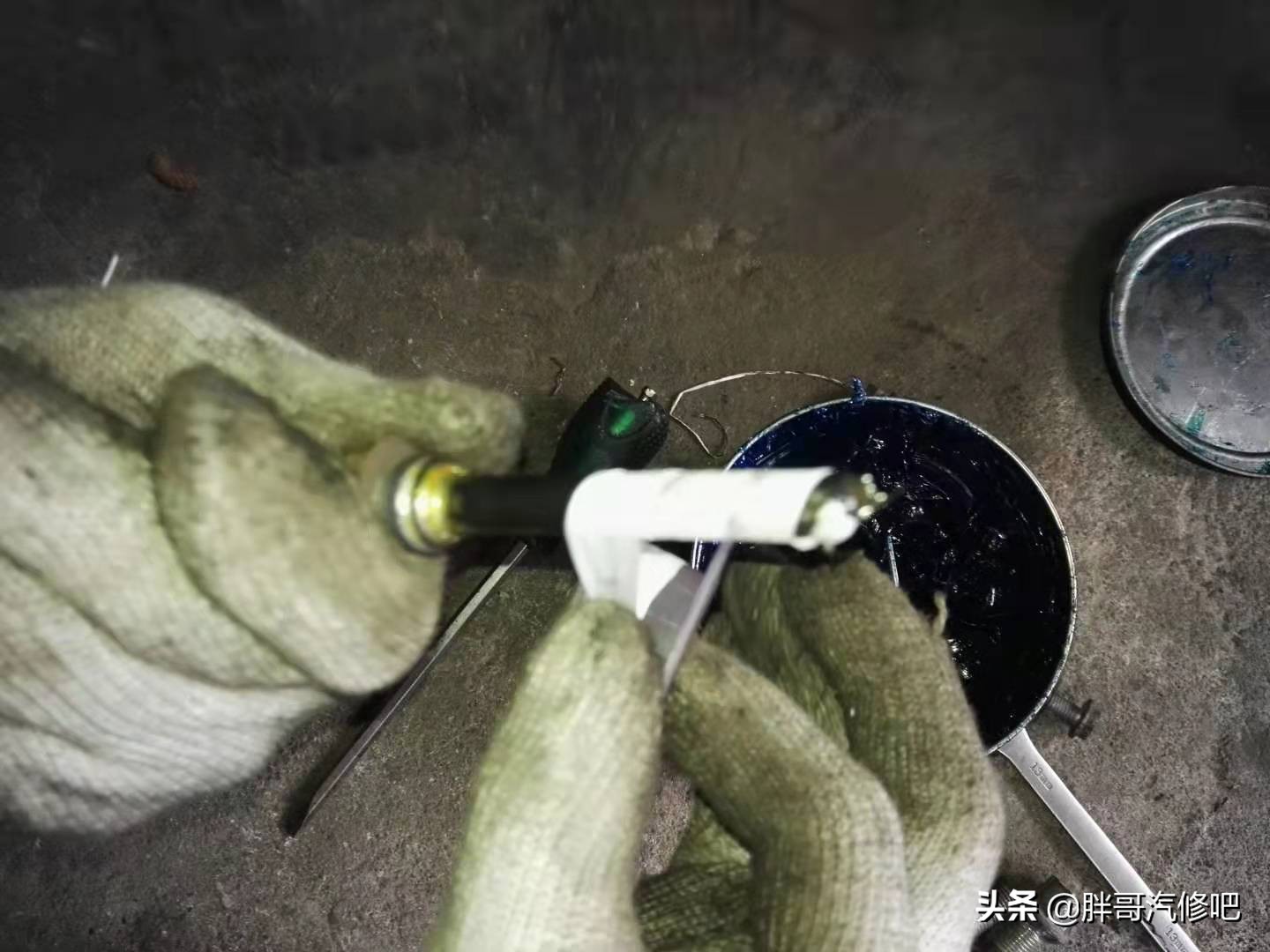 汽车走颠簸路面时底盘传来异响声，有松散的感觉，胖哥教你处理