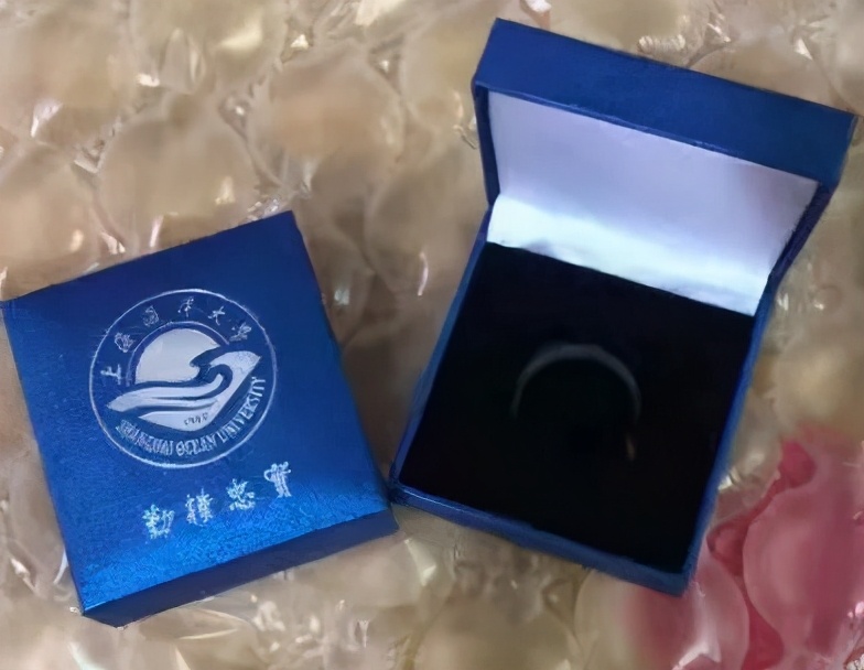 毕业快乐！沪上39所院校的毕业礼品，你最心仪哪种？