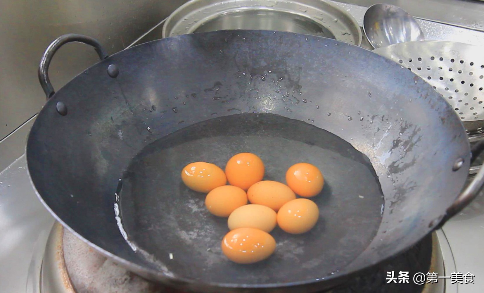 厨师长教你做五香茶叶蛋，所用大料精确到克，煮出来鸡蛋容易剥壳