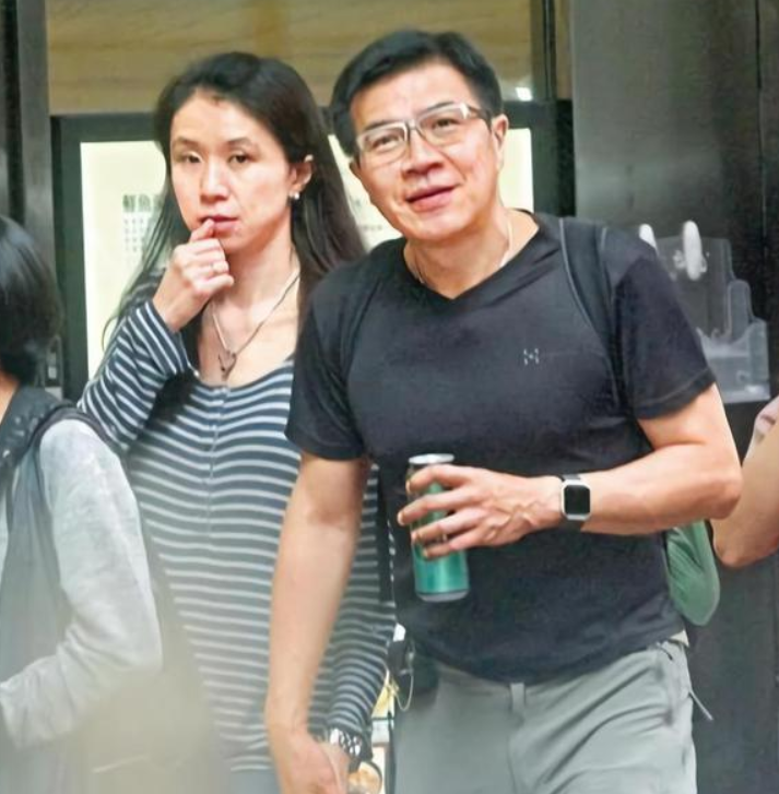 2015年，一名香港教授将2个瑜伽球放入车内，毒死了妻子和女儿