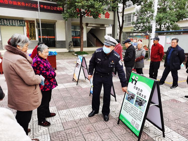 汉中交警二大队三中队积极开展平安建设法治宣传