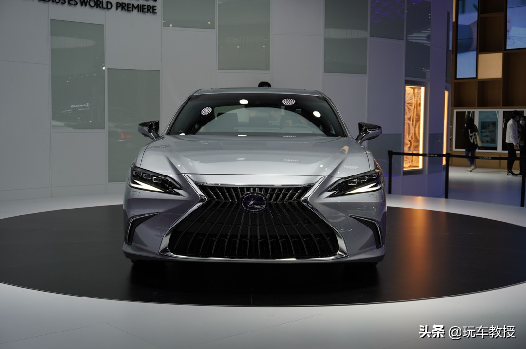 新款雷克萨斯ES亮相！外观更犀利 内饰更具科技感
