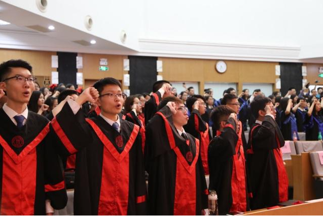 大学辅导员成“香饽饽”，但是学历要求可不低，学生表示门槛高