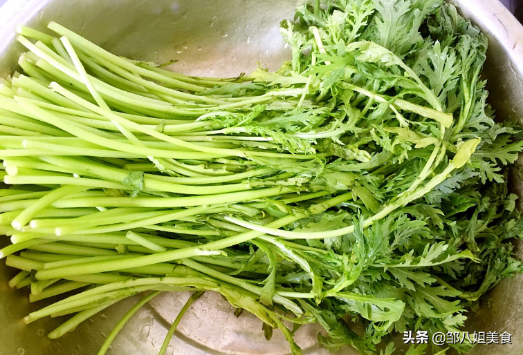 蒸茼蒿怎么做好吃又简单（美味茼蒿的详细做法分享）