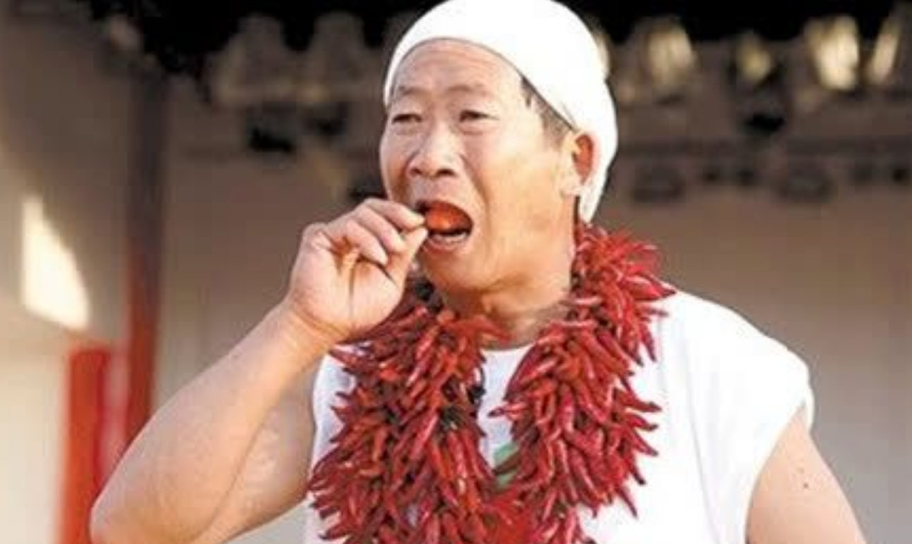 中国辣王破世界纪录，一颗就能辣死大象的魔鬼椒，李永志吃了32颗