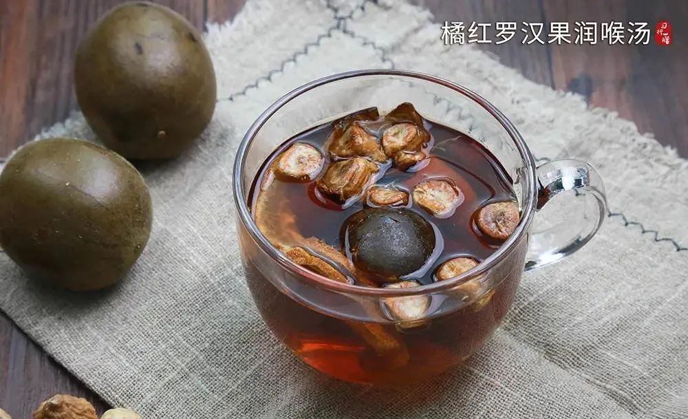 嗓子干痒，有痰咳不出？教你2招缓解，嗓子立马舒服