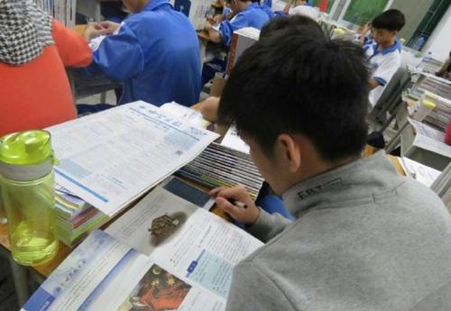 真“又当又立”！校长“不许带手机却卖手机”，处理结果大快人心