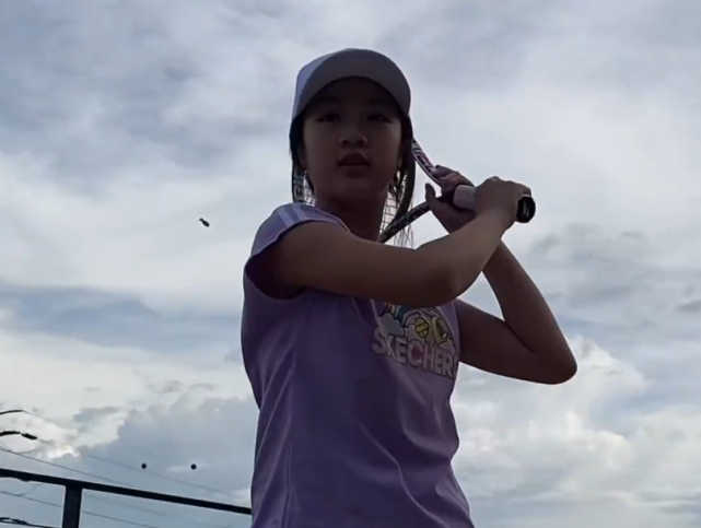 吴尊晒女儿运动vlog，NeiNei变酷飒女孩打网球练拳击，元气满满