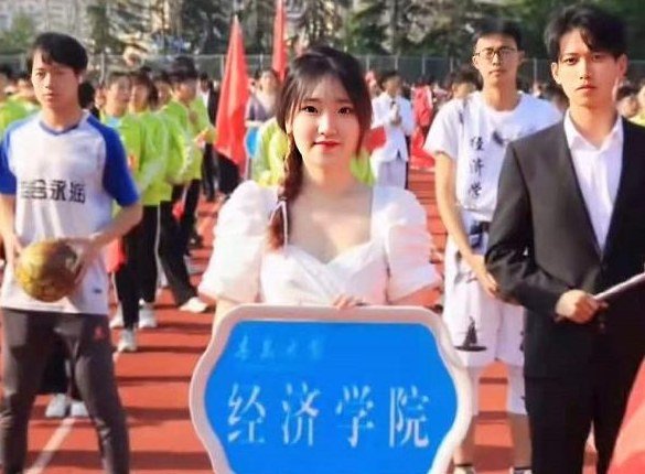 青岛大学运动会“举牌女生”火了，侧脸宛如明星，学校宣传费省了