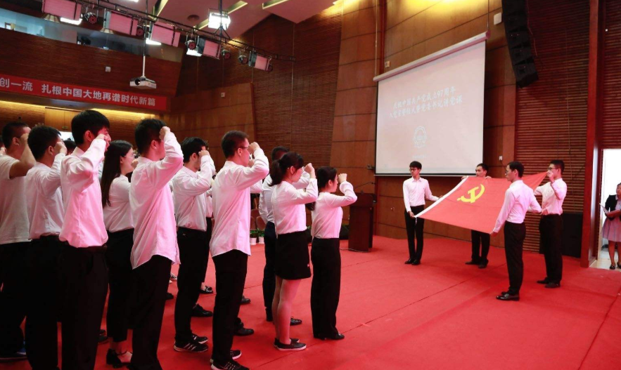 辅导员忠告，大一新生尽量申请入党，否则就业后难度会增大