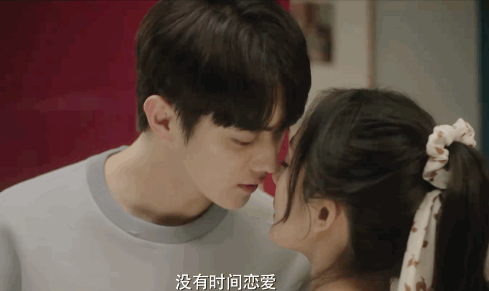 杨幂许凯太甜了！亲密互搂亲个不停，相差9岁俊男美女上演姐弟恋