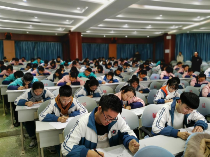 四川这所“县级”高中火了，14人被清北录取，学生很要强