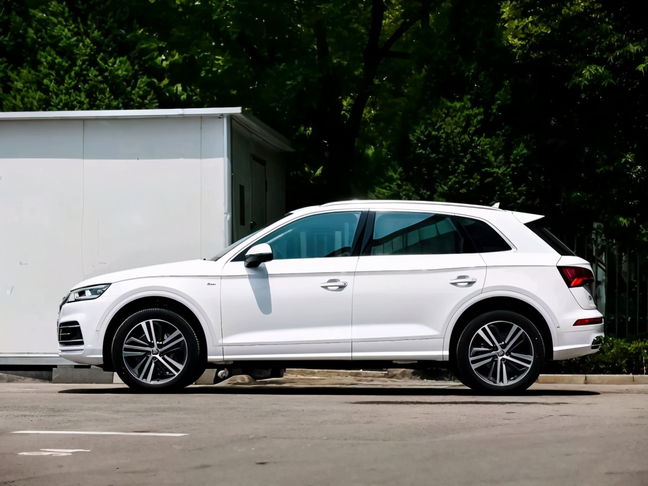 奥迪Q5L定位中高端豪华SUV，主要受众为事业有成的中产家庭及商务人士。