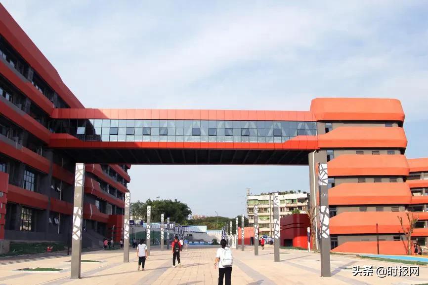 金秋九月，丹桂飘香，校园重焕生机，学子满怀憧憬迎新学期。